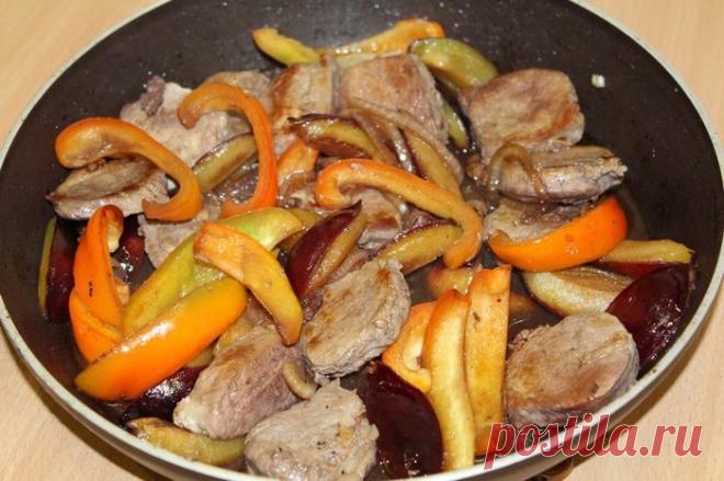 Свиная вырезка со сливами и болгарским перцем | Foodbook.su Очень простое и эффектное блюдо! Для приготовления нужно взять крепкие сливы, иначе они потеряют форму при тушении.