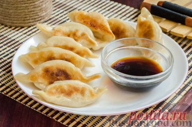 Жареные пельмени готи с мясным фаршем и капустой