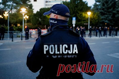 В Польше футбольные фанаты избили и ограбили украинцев. Украинский омбудсмен Дмитрий Лубинец сообщил, что 17 футбольных фанатов избили и ограбили двух украинцев в Польше. «В польском городе Каменец-Зомбковицки в августе 17 вооруженных футбольных фанатов пришли в дом, где проживали двое украинских граждан.Они начали угрожать, а также избивать мужчин», — заявил он.