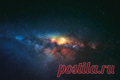 Подсчитана вероятная доля темной материи в виде первичных черных дыр. Индийские ученые установили новые ограничения на долю компактной темной материи, которые можно обнаружить в результате эффектов микролинзирования в гравитационных волнах. Оказалось, что не более 50 процентов темной материи может быть образовано первичными черными дырами.