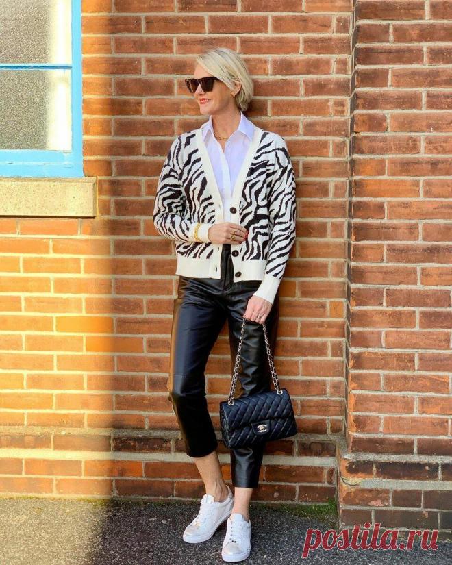 Как приручить зебру: 10 интересных образов с самым актуальным принтом этого сезона
Зебровый принт не менее выразителен, чем леопардовый, но зачастую смотрится более элегантно. Дополнительного обаяния ему придает отсылка к гламурному ретро 50–70-х годов – временам, когда зебра была на вершине популярности. Сегодня полосатая лошадка – отличный выбор для тех, кто хочет выглядеть темпераментно, но не...
Читай дальше на сайте. Жми подробнее ➡