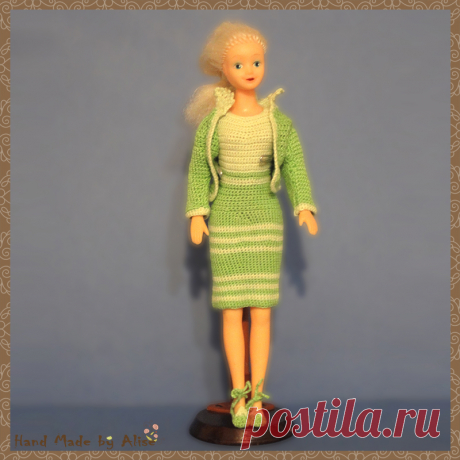 Костюм для Барби, коллекция Annie`s Crochet Club: В офисе - деловой костюм
Для куклы: Barbie, Барби нового образца
Описание: Designed by Jean Carpenter Annie`s Crochet Club
Техника: вязание крючком
Сложность: опыт не требуется
Перевод: BagiraN
пряжа:  &quot;Ирис&quot; ПНК им.С.М. Кирова
страна: Россия
цвет: зеленый 2-х оттенков
Источник описания модели: интернет kimberly-club.ru
Описание модели: