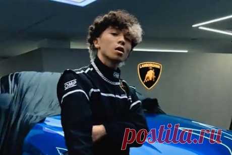 23-летний российский блогер купил Lamborghini за миллионы рублей. Российский блогер и рэп-исполнитель Рахим Абрамов купил автомобиль за миллионы рублей и восхитил поклонников. На опубликованных в сети кадрах 23-летняя знаменитость попозировала рядом с новым Lamborghini Urus синего цвета стоимостью 25 миллионов рублей. Фанаты поздравили блогера в комментариях под постом.