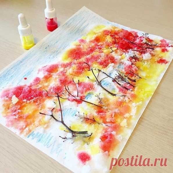 НЕТРАДИЦИОННЫЕ ТЕХНИКИ РИСОВАНИЯ. 

Осенний лес. Веточки приклеили клеем ПВА. Им же густо залили кроны деревьев и траву и щедро присыпали солью. На следующее утро уже можно поливать краской из пипеток.