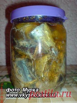 Рыбная консерва
 рецепт домашней консервы
 Ингредиенты:
 Сайра свежемороженая - 1,5 кг,
 Масло растительное - 0,5 стакана,
 Перец горошком,
 Соль, приправа для рыбы.
 Способ приготовления:
 Рыбу почистить от голов и внутренностей, нарезать на кусочки по 3 см, посолить, поперчить, сдобрить приправой для рыбы и дать постоять 1 час. 
 Затем слить жидкость и разложить рыбу по 0,5 л банкам, заполняя их по плечики. Влить растительное масло, заполняя пр...