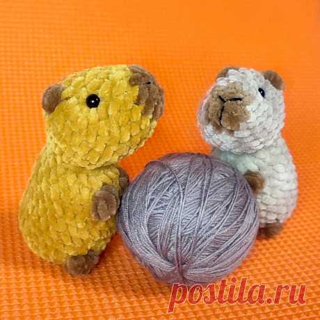 PDF Капибара - брелок крючком. FREE crochet pattern; Аmigurumi animal patterns. Амигуруми схемы и описания на русском. Вязаные игрушки и поделки своими руками #amimore - маленький брелок в виде капибары из плюшевой пряжи, плюшевая капибара, зверёк.