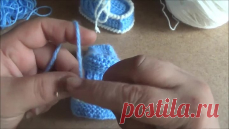 Голубые пинетки спицами. Часть 2. knitting booties for the baby