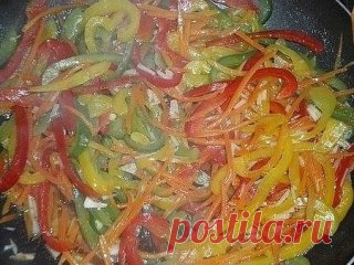 Очень вкусная рыба по-гречески
Ингредиенты:
- рыба
- подсолнечное масло
- соль, перец
- помидоры
- лук
- яйца
- сыр
Приготовление:
1. Рыбку режем на порционные куски и обжариваем на сковородке.
2. Аккуратно выкладываем в форму, солим, перчим.
3. Варим яйца. Режем кольцами лук, обжариваем его.
4. На кусок рыбки кладем вареное яйцо, порезанное ломтиком.
5. Сверху помидорчик. Затем наш лучок. Майонез. Тертый сыр.
6. Все ставим в духовку, чтобы сыр расплавился.
