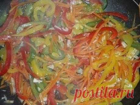 Очень вкусная рыба по-гречески
Ингредиенты:
- рыба
- подсолнечное масло
- соль, перец
- помидоры
- лук
- яйца
- сыр
Приготовление:
1. Рыбку режем на порционные куски и обжариваем на сковородке.
2. Аккуратно выкладываем в форму, солим, перчим.
3. Варим яйца. Режем кольцами лук, обжариваем его.
4. На кусок рыбки кладем вареное яйцо, порезанное ломтиком.
5. Сверху помидорчик. Затем наш лучок. Майонез. Тертый сыр.
6. Все ставим в духовку, чтобы сыр расплавился.