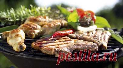 Врач-гастроэнтеролог посоветовала удалять поджаренную корочку с шашлыка. Врач-гастроэнтеролог компании «СберЗдоровье» Дарья Утюмова рассказала в беседе с RT, что шашлык из свинины, говядины и баранины является тяжёлой пищей. По её словам, для приготовления более полезного варианта лучше выбирать более диетические курицу или индейку. Читать далее