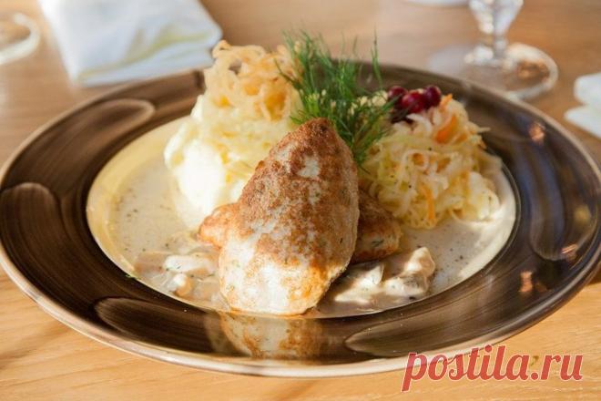 ​Куриные котлеты с пюре и грибным соусом Ингредиенты:
Филе куриное — 1250 гБелые грибы (для соуса) — 500 гСметана (для соуса) — 100 гСливки (для соуса) — 300 гСливки (для пюре) — 150 гСоль — по вкусуПерец — по вкусуКартофель (для пюре) — 1 кгМасло сливочное (для пюре) — 80...