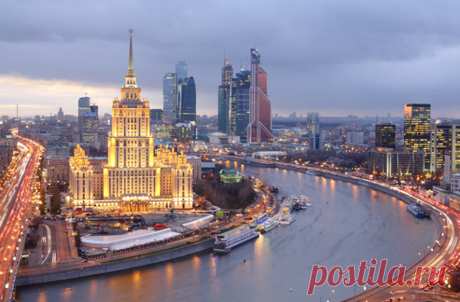 Москва-река протекает прямо в сердце столицы, что делает её одной из самых привлекательных локаций для туристов и местных жителей, желающих насладиться круизом на теплоходе.

В пределах города функционирует множество компаний, предлагающих различные типы круизов — от коротких часовыми прогулками до вечерних мероприятий с живой музыкой и ужином.