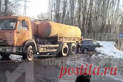 В российском городе начали сливать нечистоты в лес. Жители Липецка пожаловались на незаконно работающих ассенизаторов, сливающих сточные воды в колодцы и лесополосы. Их автомобили были замечены на улице Ковалева, где жидкость сливали в колодец, в районе Ниженка, а также Тракторном, где воды оказались слитыми в лесополосу.