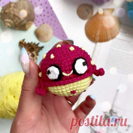 PDF Рыба Фугу крючком. FREE crochet pattern; Аmigurumi toy patterns. Амигуруми схемы и описания на русском. Вязаные игрушки и поделки своими руками #amimore - брелок в виде рыбы, маленькая рыбка фугу.