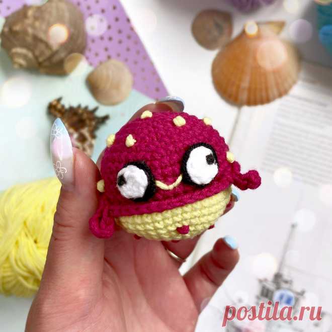 PDF Рыба Фугу крючком. FREE crochet pattern; Аmigurumi toy patterns. Амигуруми схемы и описания на русском. Вязаные игрушки и поделки своими руками #amimore - брелок в виде рыбы, маленькая рыбка фугу.