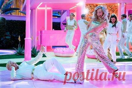 «Барби» стал самым кассовым фильмом года в США. Фильм «Барби» режиссера Греты Гервиг стал самым кассовым фильмом 2023 года в США. В домашнем прокате картина собрала более 574,2 миллиона долларов, обогнав анимационный фильм «Братья Супер Марио в кино». При этом отмечается, что мультфильму потребовалось 138 дней, чтобы заработать эту сумму, тогда как «Барби» — 34 дня.