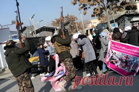 Названо число раненных талибами участниц протеста в Кабуле. Афганская активистка и основательница культурно-социальной организации Tamana Тамана Заряб Парьяни рассказала, что двое участниц протеста в Кабуле были ранены в результате обстрела боевиками радикального движения «Талибан». По ее словам, талибы также арестовали освещавших демонстрацию журналистов и изъяли у них камеры.