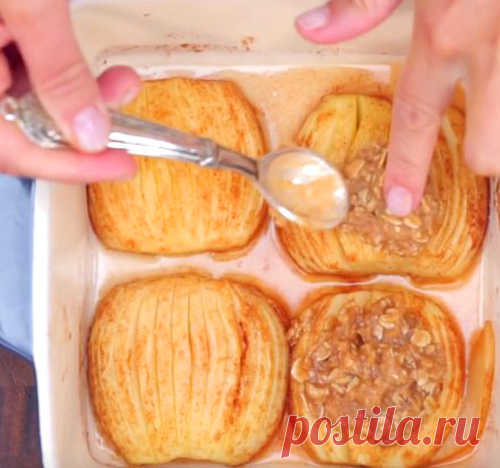 Обалденный десерт на скорую руку: запеченные яблоки с корицей и овсяными хлопьями!