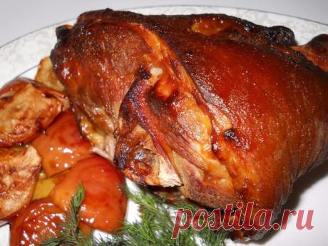 Свиная рулька с яблоками 
Ирина Логунова ( Кропива) 
Свиную рульку поскоблить, хорошо вымыть, залить солёной водой и оставить часов на 8-10. Солила воду с расчёта на один литр воды - 1 ст.л соли без горки. Рулька вымочилась, сливаем воду и заливаем заново водой. Ставим на огонь.Закипело, сняли шум, посолили и варим 1 - 1.5 часа. За 30 минут до окончания добавляем лавровый лист, зубчики чеснока, перчик горошком, душистый перчик. Достаём рульку из воды, бумажным полотенцем п...