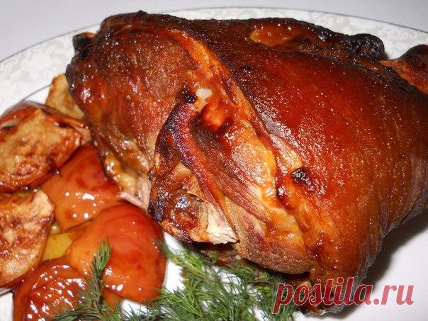 Свиная рулька с яблоками 
Ирина Логунова ( Кропива) 
Свиную рульку поскоблить, хорошо вымыть, залить солёной водой и оставить часов на 8-10. Солила воду с расчёта на один литр воды - 1 ст.л соли без горки. Рулька вымочилась, сливаем воду и заливаем заново водой. Ставим на огонь.Закипело, сняли шум, посолили и варим 1 - 1.5 часа. За 30 минут до окончания добавляем лавровый лист, зубчики чеснока, перчик горошком, душистый перчик. Достаём рульку из воды, бумажным полотенцем п...