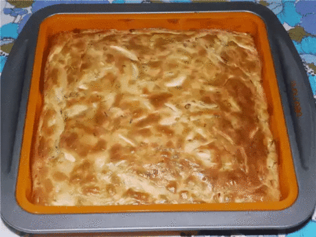 Нежное и вкусное тесто для наливных пирогов!  
 
Продукты:  
2 яйца  
пол чайной ложка соли  
1 ст. муки  
1 ст. кефира  
1 ч. ложка соды  
 
Начинка:  
300 гр. фарша  
2-3 луковицы, порезать кубиками  
соль, перец - по вкусу  
 
Приготовление:  
 
1. Кефир перемешиваем с содой и оставляем минут на 5.  
2. Затем добавляем остальные ингредиенты и хорошо перемешиваем.  
3. Смазываем форму маслом, посыпаем мукой и выливаем половину теста.  
4. Выкладываем подготовленную начинку (фарш сырой) и вылив