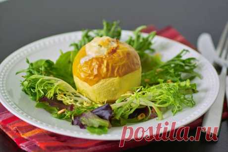 Салат с запеченным яблоком фаршированным козьим сыром – Kitchen(N)elly