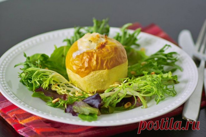 Салат с запеченным яблоком фаршированным козьим сыром – Kitchen(N)elly