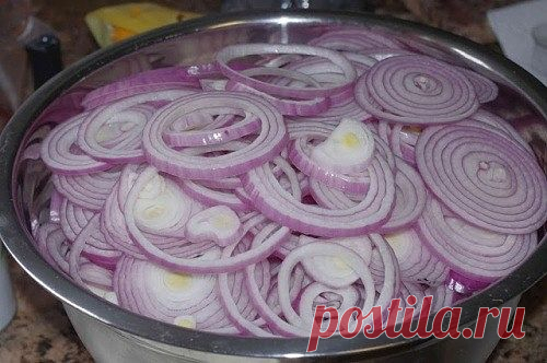 Маринованный лук в банке: узнала об этом рецепте у шеф-повара на Мальдивах.

ИНГРЕДИЕНТЫ:
Лук красный — 4 шт
Сахар — 3 ст.ложки
Соль — ½ ст.ложки
Винный уксус — 50 мл
Вода — 200 мл.
Черный перец горошком — 5 шт

Самый презентабельный маринованный лук получается из красного. Согласитесь, розовые колечки смотрятся лучше. Вся красота маринованного лука в нарезке.