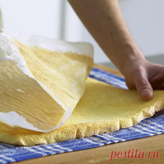 Biskuitteig (Grundrezept) Schnittchen, Röllchen und Törtchen - alles, was luftig locker daher kommt, kann nur aus Biskuitteig sein. Mit dem Grundrezept sowie unseren Tipps & Tricks ein Kinderspiel.