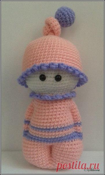 ПЛЮШЕВАЯ КУКОЛКА от Silvia .Описание без перевода. #ОписанияИгрушек #крючок #амигуруми #куклы@norka_homyachka 
Материалы
* Крючок 2,5мм
* Глаза 7мм
* Наполнитель 
* 3 цвета Super Soft Sailor пряжи (Розовый, фиолетовый, белый) 
Ссылка - http://silscorner.blogspot.ru/p/patroon-lienemien.html
https://vk.com/album-89131472_216553736