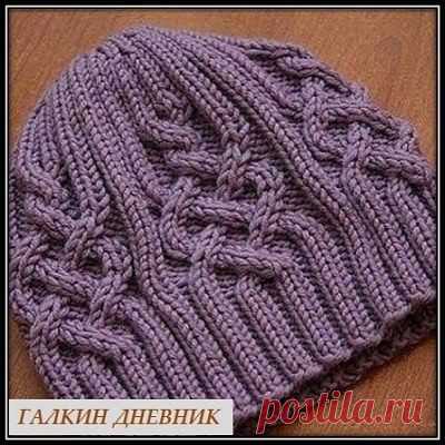 Красивая женская шапка узором из аранов