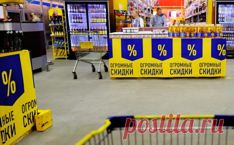 В продуктовые магазины вернулись скидки и промоакции. Магазины начали возвращать на полки товары со скидками. Весной им пришлось отказаться от промоакций на фоне санкций и ухода иностранных поставщиков. Осенью в лидеры «по дисконту» вышли зависимые от импорта чай и растворимый кофе