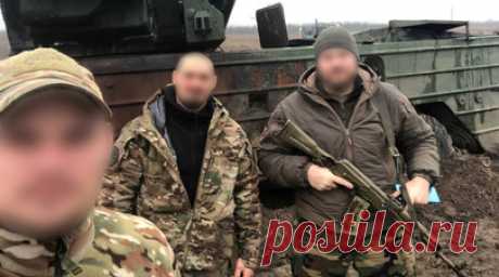 «Накрылись травой и камышами»: офицер рассказал, как его подразделение штурмовало остров на Днепре. Прошлой весной офицер из Пскова с позывным Скобарь вместе с сослуживцами отправился на разведку одного из островов в устье Днепра. Враг их обнаружил и подорвал лодку. Военнослужащим пришлось разделиться, чтобы вызвать подмогу. Два дня они провели в воде, отстреливаясь от жужжащих над головой дронов противника, а на утро третьего началась эвакуация. По пути к своим позициям лодка нарвалась на…