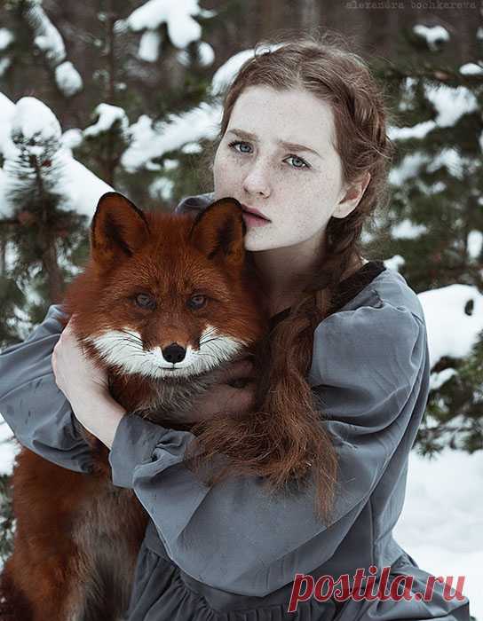 Фотя Витрыло. Среди деревьев

Старенький сельский автобус пыхтел, подскакивая на колдобинах пыльной грунтовой дороги. Девочка сидела у окна, взгляд её был прикован к мимо скользящей обочине, заросшей дикими цветами и травами. Цикорий подмигивал ей синими глазками, ромашки хвастались белыми веночками, красный клевер стыдливо склонял головки от дуновения ветра. О, сколько их там было – на обочине, этих таинственных незнакомцев, живущих в своем параллельном растительном мире.