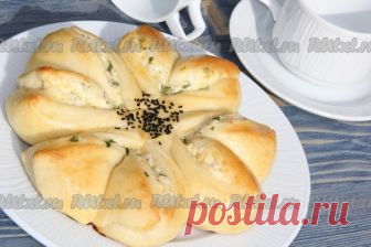 Пирог с творогом и сыром

Пирог с творогом и сыром получается необыкновенно вкусным. Его можно подать и холодным, и горячим. Да и красивое оформление дрожжевого пирога в виде цветка никого не оставит равнодушным. Обязательно порадуйте близких такой эффектной и вкусной выпечкой. 
Для приготовления пирога с творогом и сыром нам потребуется: 
Для теста: 
Показать полностью…