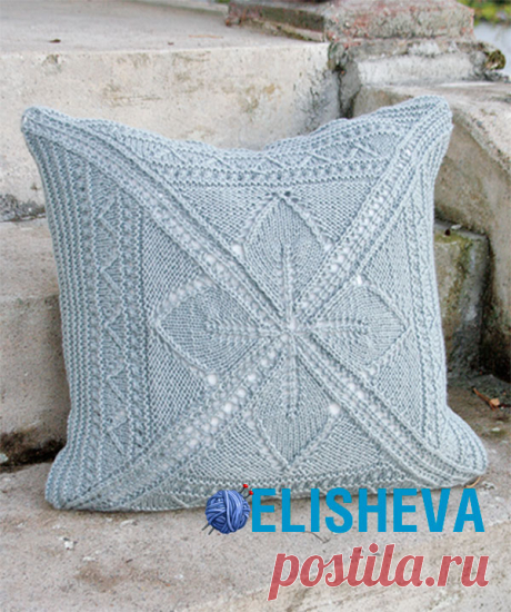 Ажурная подушка Lucky Charm Pillow от Drops Design спицами от Strikky.ru «Счастливое очарование» — так переводится девиз, под которым подушка числится в коллекции декоративных вязаных предметов Drops Design Studio. Она действительно смотрится очаровательно и сделает честь