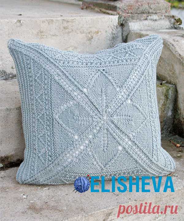 Ажурная подушка Lucky Charm Pillow от Drops Design спицами от Strikky.ru «Счастливое очарование» — так переводится девиз, под которым подушка числится в коллекции декоративных вязаных предметов Drops Design Studio. Она действительно смотрится очаровательно и сделает честь