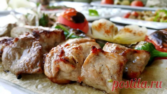 Шашлык в духовке – такой же вкусный, как на углях - На Кухне Наверное, трудно найти кого-нибудь, кому не нравится нежное вкусное мясо, приготовленное на углях. Шашлык – это самое первое блюдо, которое человек готовил еще десятки тысяч лет назад на...