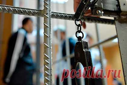 Россиянин забил отца до смерти и объяснил его гибель болезнью. В Кемеровской области к восьми годам и трем месяцам колонии строгого режима приговорен 35-летний житель города Прокопьевска, обвиняемый в избиении до смерти своего отца. Россиянин распивал алкоголь у себя дома. В какой-то момент он начал предъявлять претензии 60-летнему отцу, которому требовался уход после болезни.