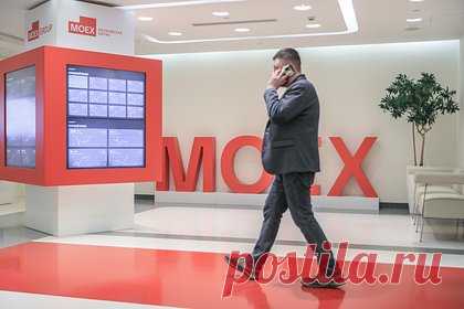 Евро подорожал до 104 рублей. Курс евро во время торгов на Московской бирже превысил отметку в 104 рубля. На пике стоимость валюты доходила до 104,5 рубля за единицу. Это рекордная цена евро с 14 сентября 2023-го. Предыдущий рекорд валюта установила в пятницу, 29 сентября, завершив день на отметке 103,3 рубля.