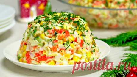 Салат с крабовыми палочками, кукурузой и огурцом — классический рецепт с фото и видео Это классическая версия закуски с мясом сурими, содержит в своем составе консервированную кукурузу и огурцы.  Заправляется майонезом.