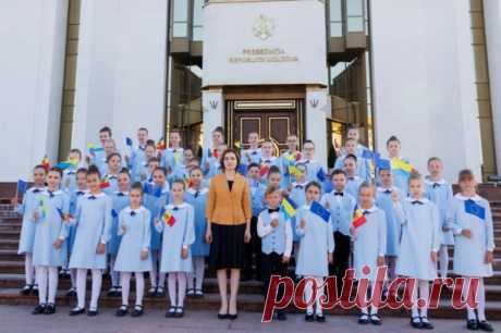 Глава Молдавии Санду поздравила Киев на фоне перевернутых украинских флагов. В видеообращении Санду дети исполнили украинскую песню «Червона калина».
