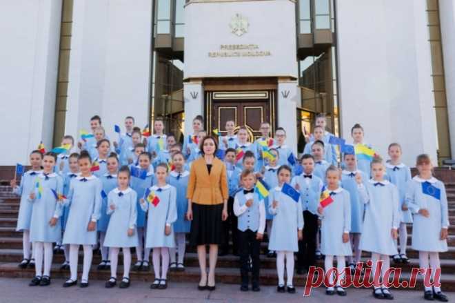 Глава Молдавии Санду поздравила Киев на фоне перевернутых украинских флагов. В видеообращении Санду дети исполнили украинскую песню «Червона калина».