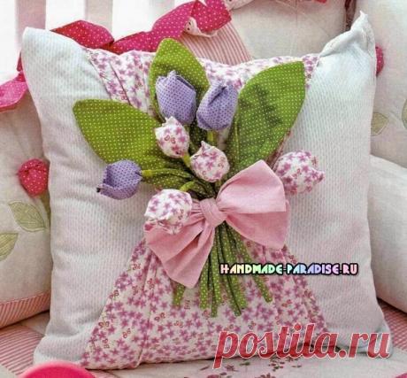 Интерьерная подушка с тюльпанами