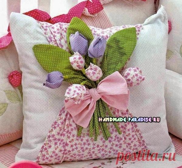 Интерьерная подушка с тюльпанами