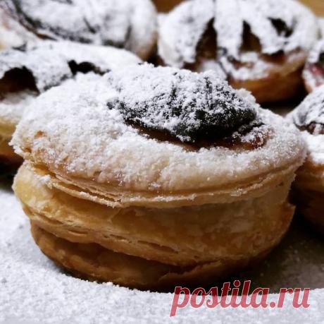 Слойки со сливой | Вкусняшкино | Яндекс Дзен