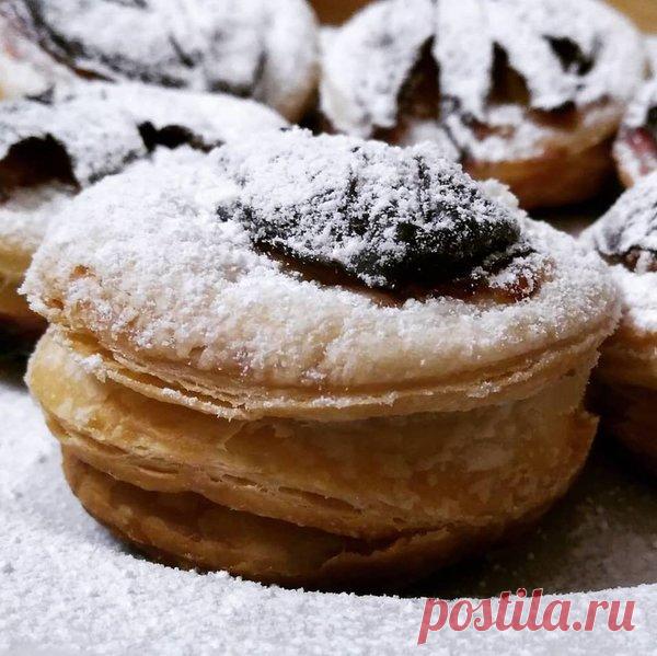 Слойки со сливой | Вкусняшкино | Яндекс Дзен