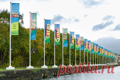 Климатический саммит украсили гигантскими флагами. Британская художница Мораг Майерскоу создала для климатического саммита (COP26) яркие флаги из переработанного пластика. Гигантские полотна украсили некоторые локации в шотландском Глазго, где проходит конференция, сообщает Dezeen. Флаги и баннеры стали частью инсталляции «Чистая энергия».