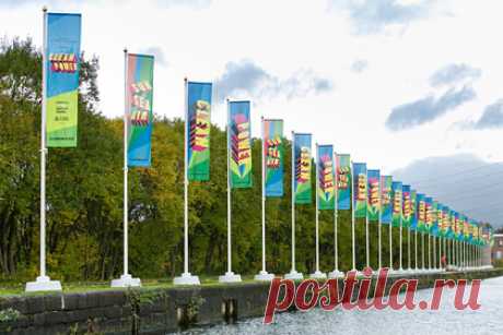 Климатический саммит украсили гигантскими флагами. Британская художница Мораг Майерскоу создала для климатического саммита (COP26) яркие флаги из переработанного пластика. Гигантские полотна украсили некоторые локации в шотландском Глазго, где проходит конференция, сообщает Dezeen. Флаги и баннеры стали частью инсталляции «Чистая энергия».