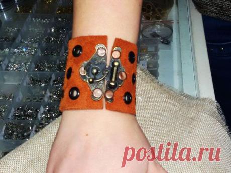 Кусочек замши, клёпки, люверсы и ... замочек для шкатулки - час работы и оригинальный, симпатичный браслетик готов!